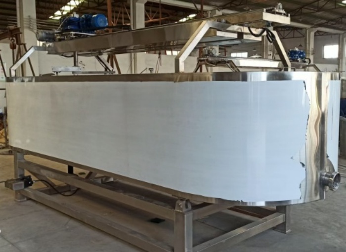 公司新增奶酪制作設(shè)備—不銹鋼奶酪槽、奶油摔打機(jī)